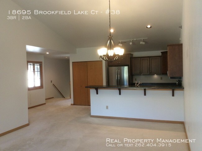 Foto del edificio - Three Bedroom Brookfield Condo