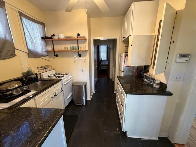 Foto del edificio - 824 E University Ave