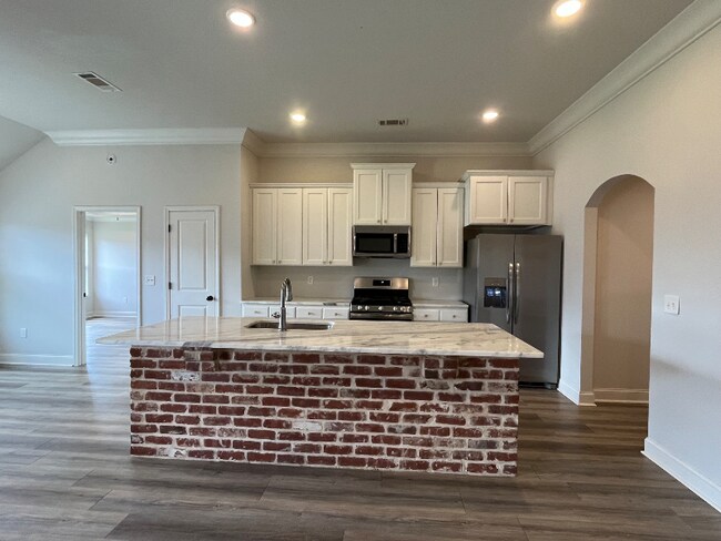 Building Photo - 579 Silver Hill Dr