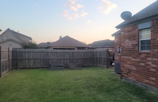 Building Photo - Available Now!  Moore very near Southmoore...