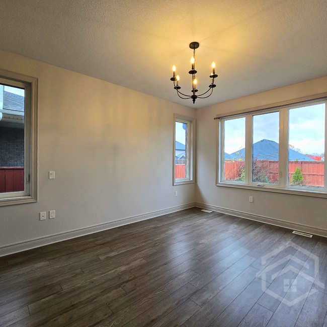 Photo du bâtiment - 4-Bedroom House Available in Tillsonburg !!