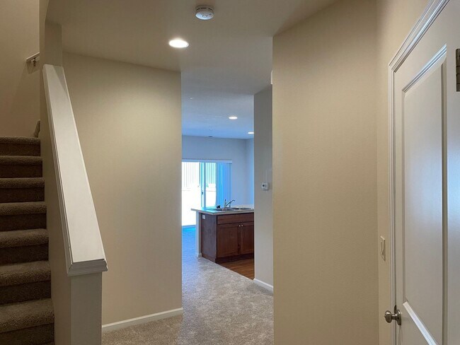 Building Photo - Fabulous North Plains 4 Bed 2.5 Bath House...