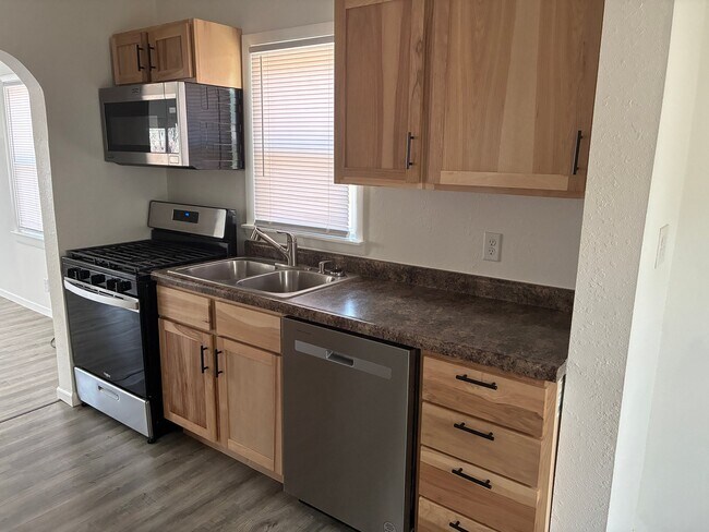 Foto del edificio - 2128 N Grand Ave E