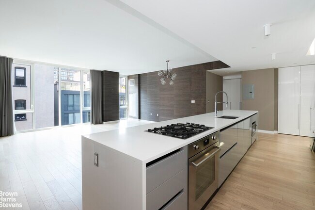 Building Photo - 540 W 49th St