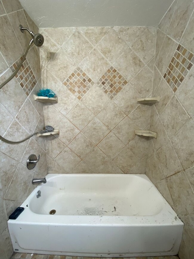 Building Photo - Spacious 3 Bedroom House