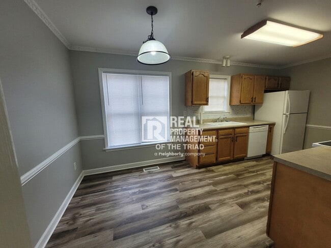 Foto del edificio - Newly Renovated Now Ready! One level 3BR/2...