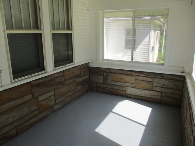 Building Photo - 2 BEDROOM HOME!