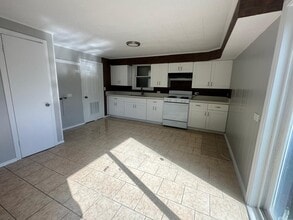 Building Photo - 918 W 5th St