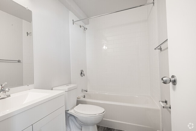 2 chambres, 1 salle de bain - 979 pi² - Salle de bain - The Riversides - 1591 Lycee Place