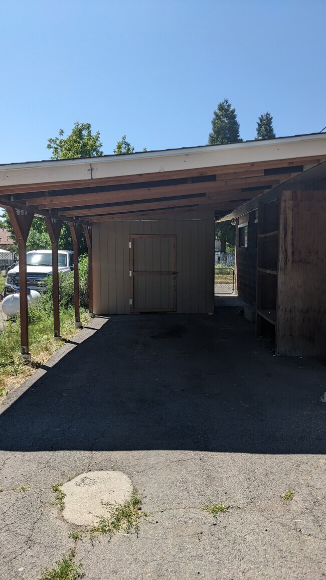 Building Photo - 1630 Manzanita St