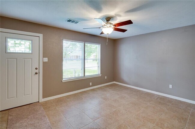Building Photo - 2112 Cabot Cir