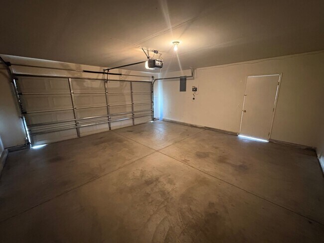 Foto del edificio - HOME FOR RENT BY OAK GROVE SCHOOL DISTRICT, 2 CAR GARAGE