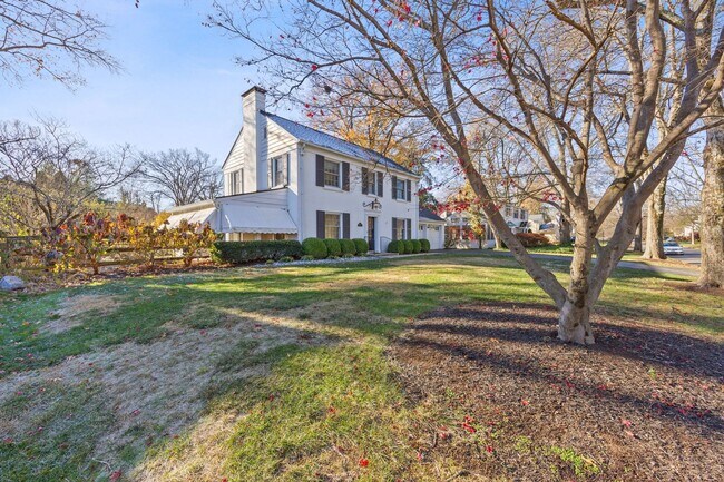 Foto del edificio - Mariemont- Gorgeous 3 bed 3 bath, 2 car, private yard