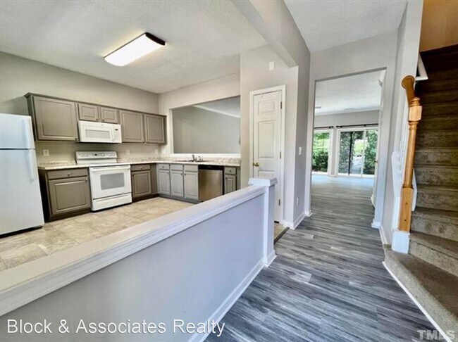 Building Photo - 3 br, 2.5 bath House - 412 Canyon Lake Circle