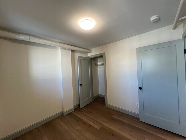 Building Photo - 160 Seabury St