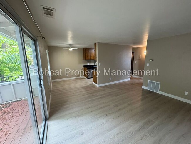 Building Photo - 400 S Saliman Rd