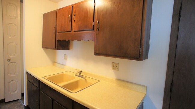 Foto del edificio - 1 Bedroom Lower Apartment Available May 1st!