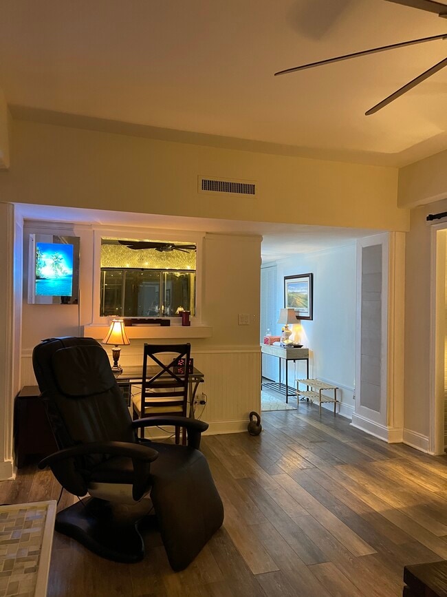 14 Lockwood Dr Unit 12f, Charleston, SC 29401 Condo for Rent in