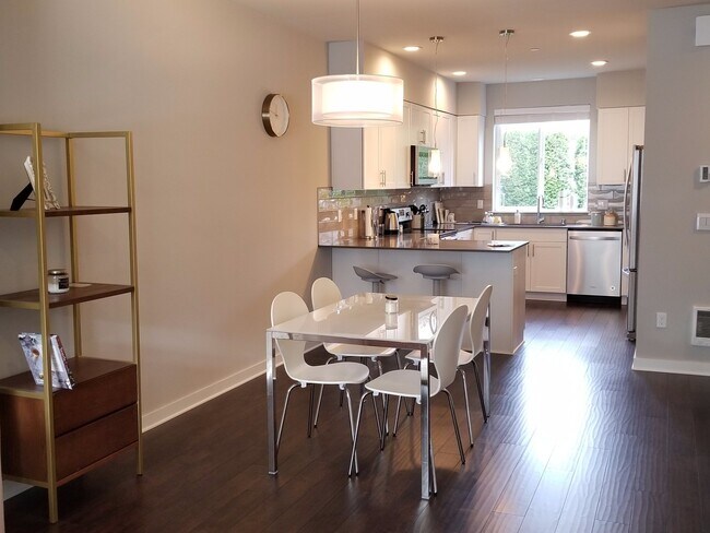 Foto del edificio - GORGEOUS Edmonds 2 Bedroom Primary Suites - CLOSE TO EVERYTHING