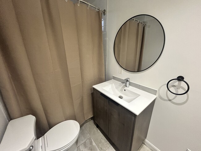 Salle de bain complète avec douche et baignoire, laveuse et sécheuse - 18 Macklem Av