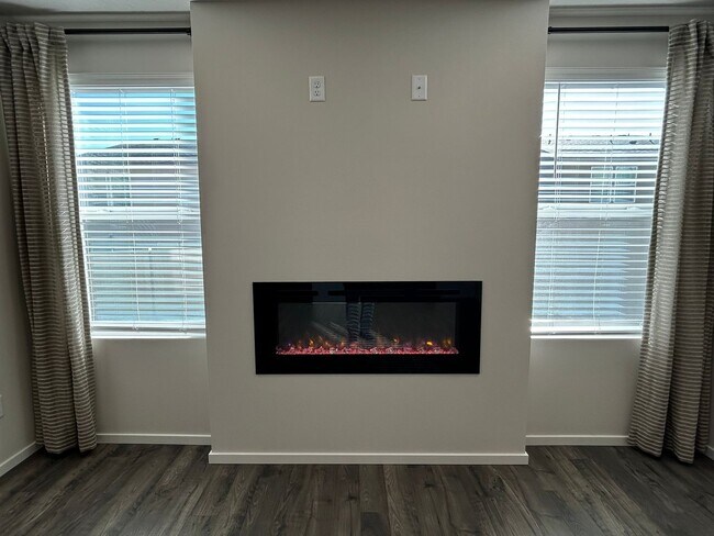 Foto del edificio - Brand New & Beautiful- 4 bed/2.5 ba + Loft, EV Garage Charging, Quartz Countertops, Fenced Yard!