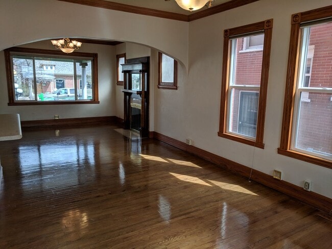 Building Photo - AWESOME 3-BDRM + GARAGE IN DESIRABLE SUNNY...
