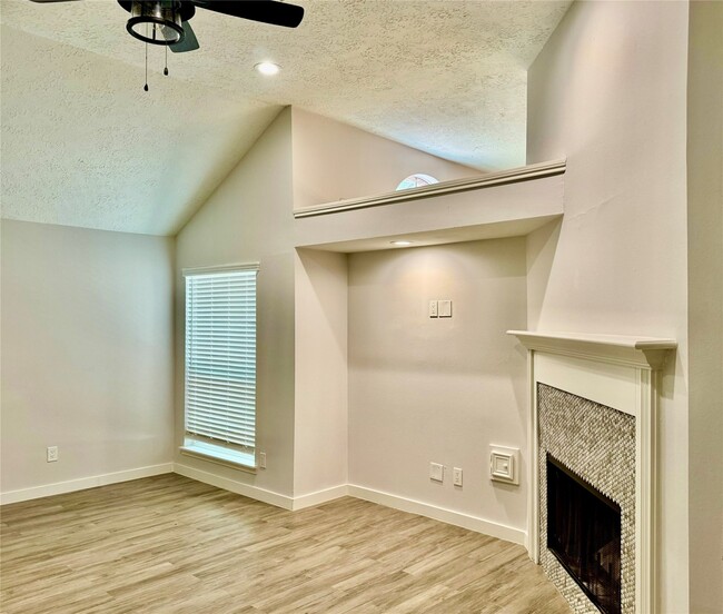 Building Photo - 17410 Saxon Dr