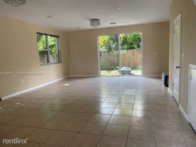 Building Photo - 3 br, 2.5 bath House - 2620 Pierce St Apt B1