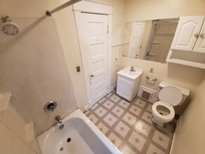 Building Photo - 518 N 10th Ave E