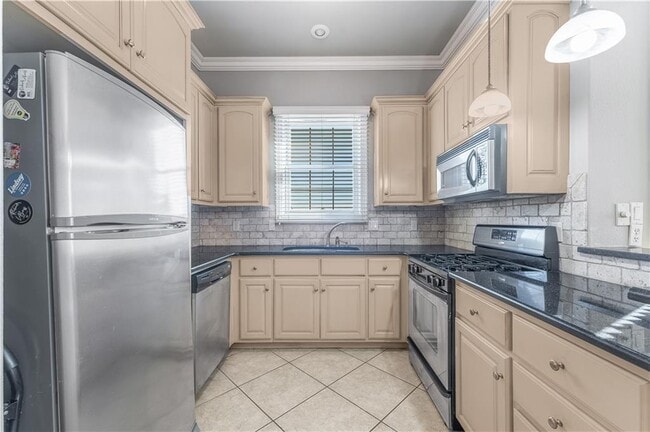 Building Photo - 2612 S Everest Ave