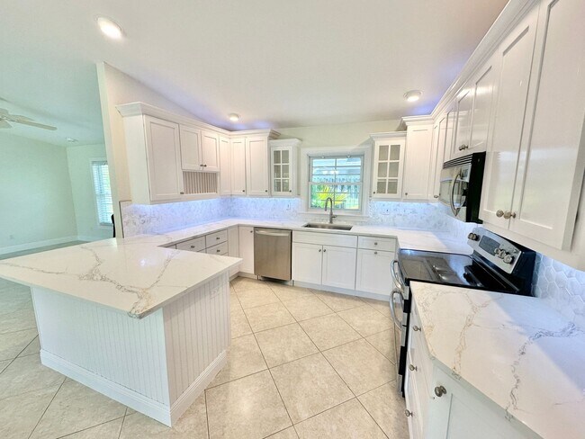 Foto del edificio - **4 BED / 3 BATH ** SINGLE FAMILY ** NO HOA ** CENTRAL NAPLES ** ANNUAL **