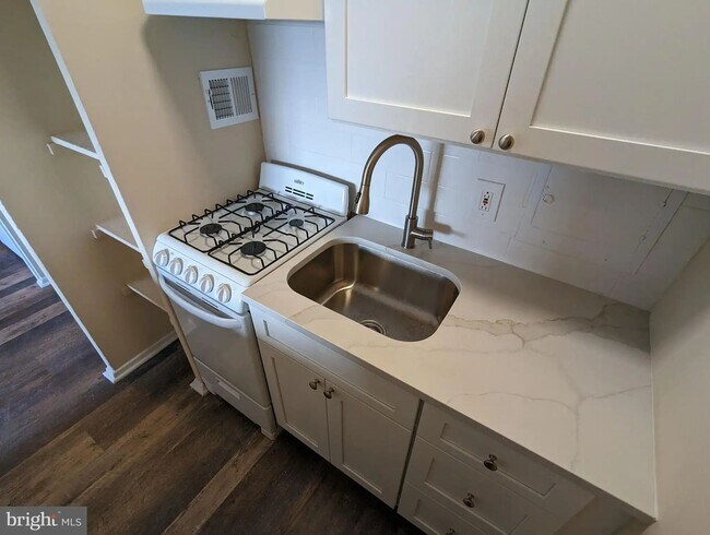 Foto del edificio - Available Now - High-Floor 1-Bedroom Condo at RiverWest in Center City