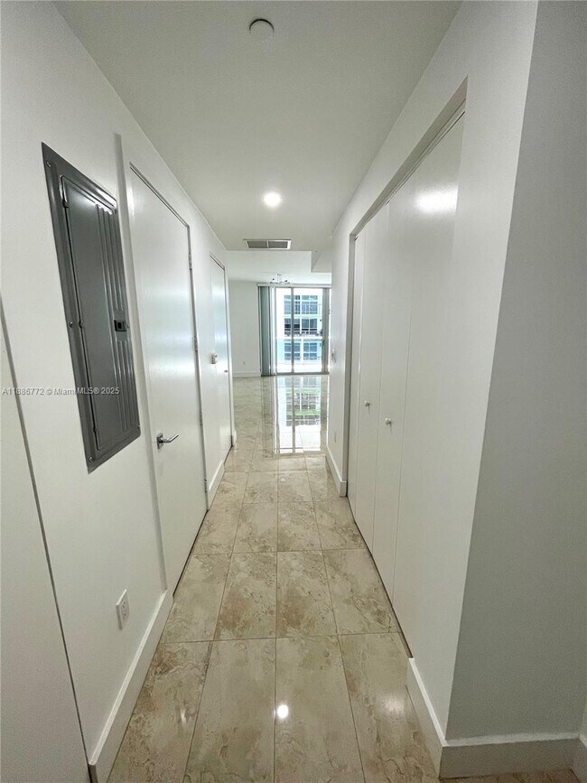 Foto del edificio - 488 NE 18th St