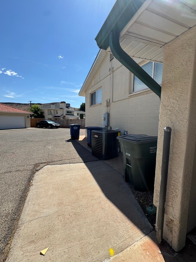 Building Photo - 461 Diagonal St