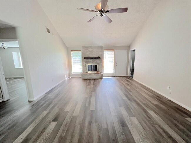 Foto del edificio - 15047 Blueridge Rd