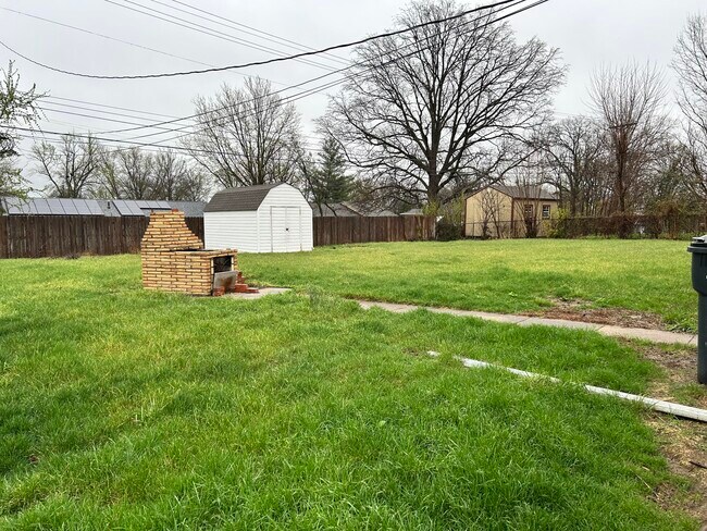 Building Photo - 309 W Leslie Ln