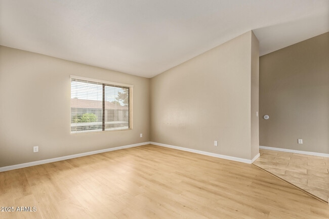 Building Photo - 1402 E Guadalupe Rd