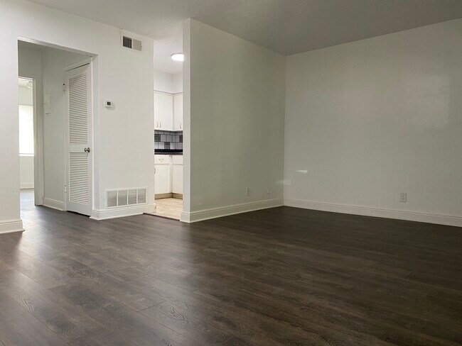 Liv Rm/Din rm - 1181 NE 23rd Ter