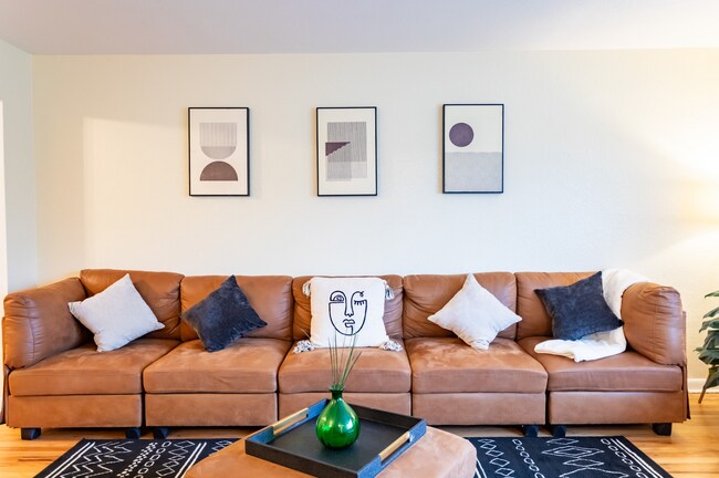 Foto del edificio - Spacious Updated Unit of Quadplex Availabl...
