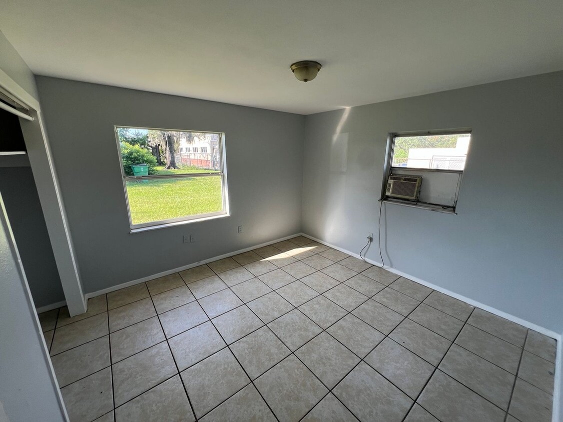 Building Photo - Great 1BR Duplex Walking Distance From Dow...