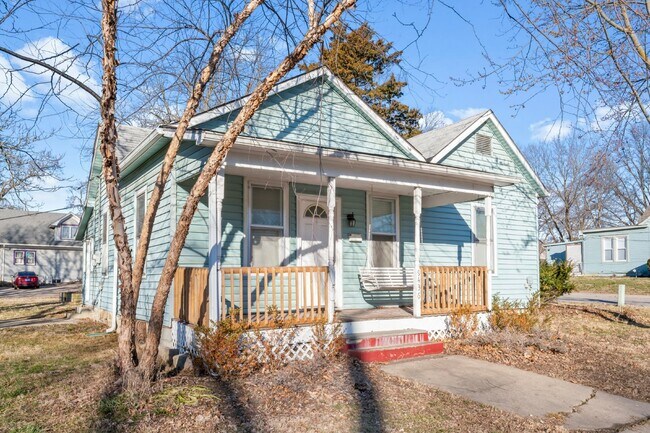 Foto del edificio - Charming 2 Bed, 1 Bath Lenexa Home with Modern Amenities!