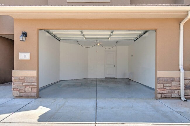 Building Photo - 1000 E Blf Vw Dr