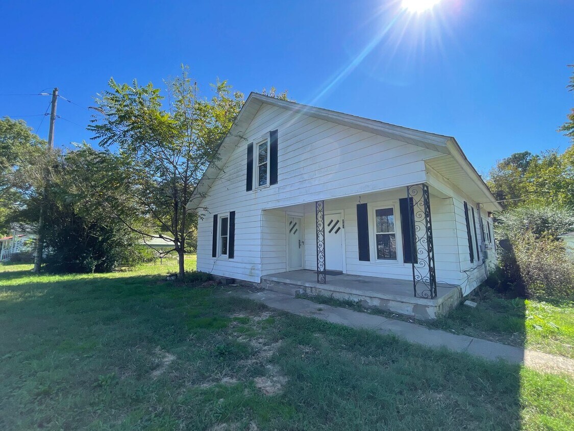 Primary Photo - 3 Bed 1 Bath House in Hazel
