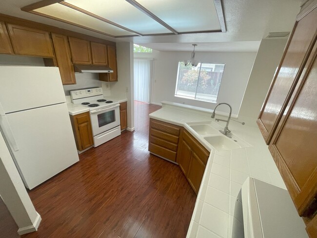 Foto del edificio - $3,490 - GORGEOUS THREE BEDROOM REMODELED ...