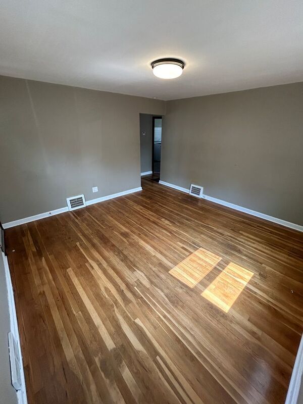 Building Photo - 7047 Manette Dr