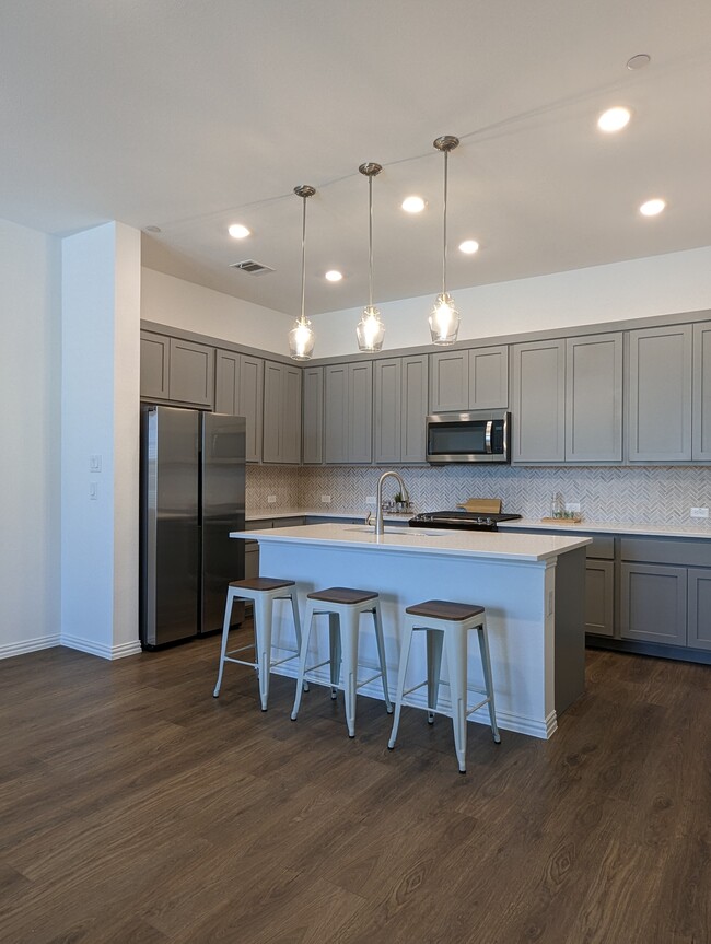 Large countertop - 2257 Adena Springs Dr