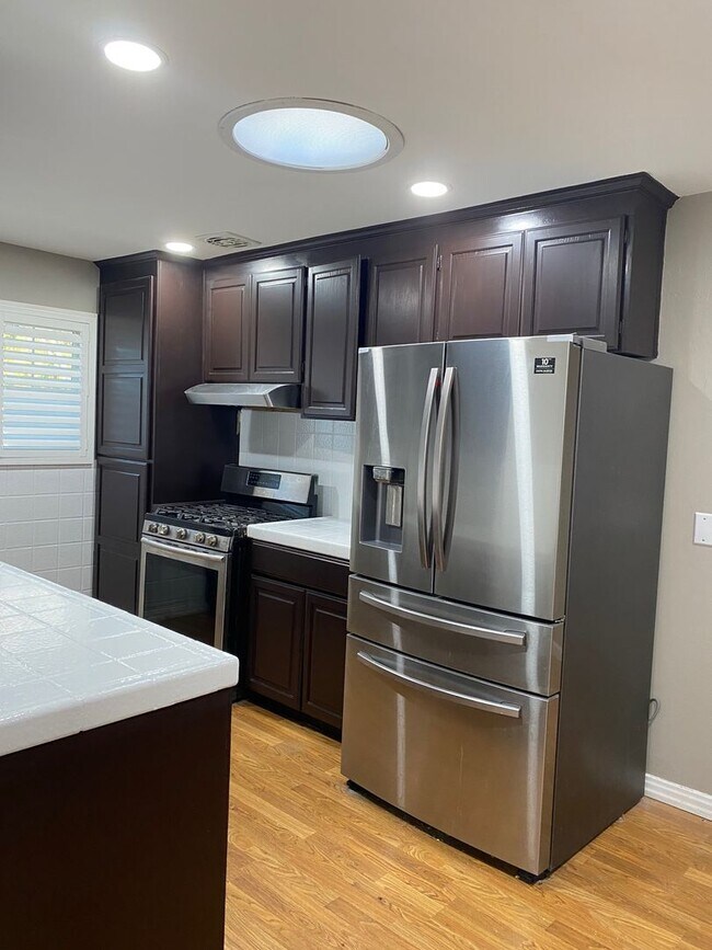 Building Photo - Spacious house with Skylights, Hardwood floors, Family room and Gardener