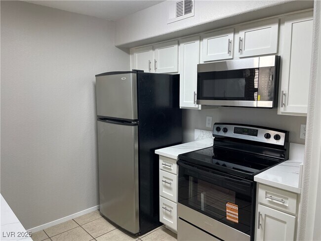 Foto del edificio - 2300 E Silverado Ranch Blvd