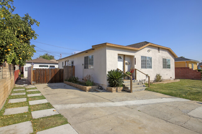 Building Photo - 9726 Mercedes Ave