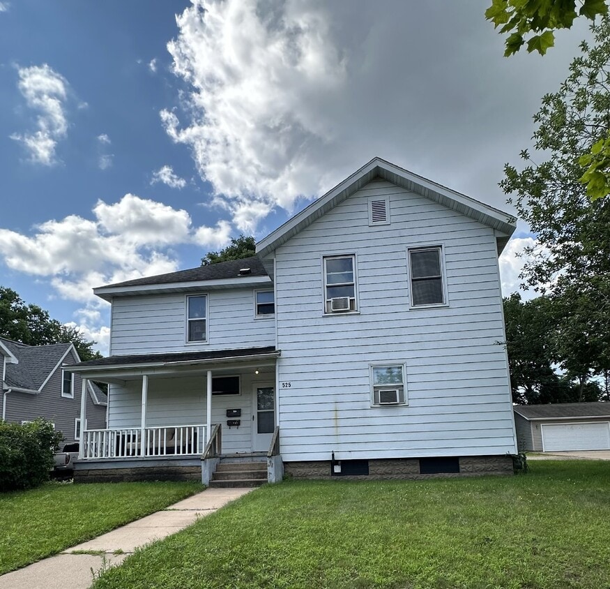 Foto principal - 3 Bed 2 Bath close to UWEC! Available June...